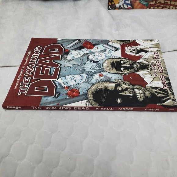 The Walking Dead Volume 1: Days Gone Bye - Picture 3 of 6